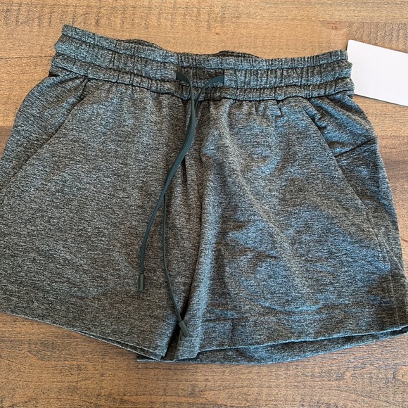 Lululemon relaxed fit heathered jersey 4” shorts - Picture 2 of 4